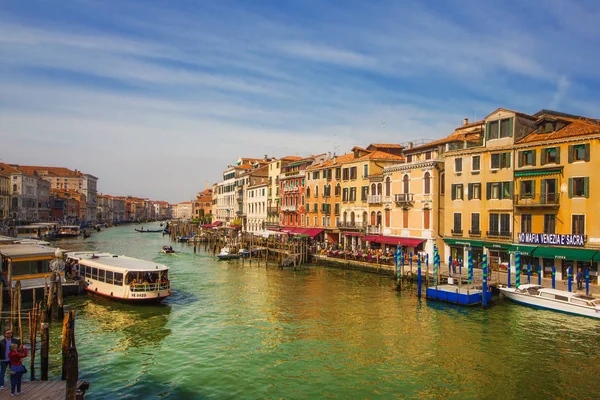 3.05.2017 - utsikt över Canal Grande och omgivande arkitektur i Venedig, Italien — Stockfoto