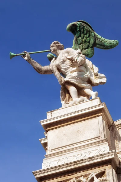 Angel statue on top of a cathedral in Venice, Italy — Stock Photo, Image