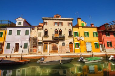 30.04.2017 - genel mimari renkli adanın Burano, Veneto, İtalya
