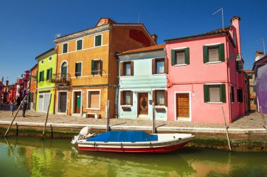 30.04.2017 - genel mimari renkli adanın Burano, Veneto, İtalya