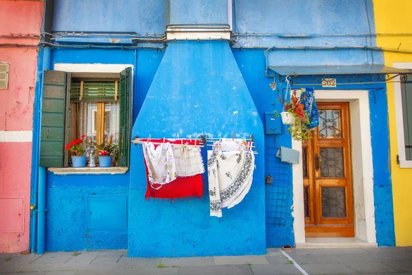 30.04.2017 - generieke architectuur op het kleurrijke eiland Burano, Veneto, Italië — Stockfoto