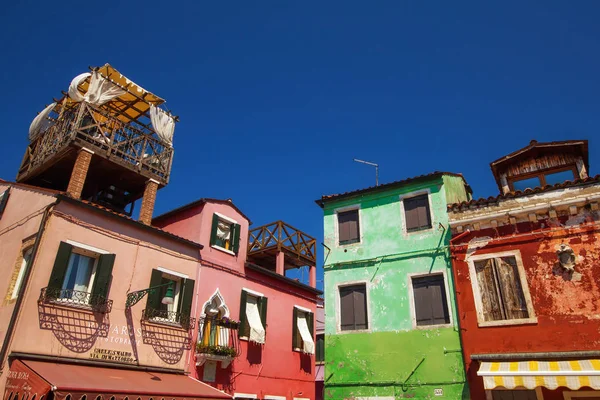 30.04.2017 - generiska arkitektur på färgstarka ön Burano, Veneto, Italien — Stockfoto