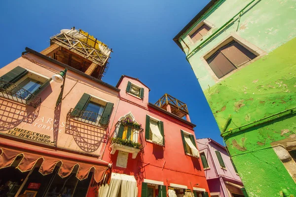 30.04.2017 - obecná architektura na barevný ostrov Burano, Veneto, Itálie — Stock fotografie