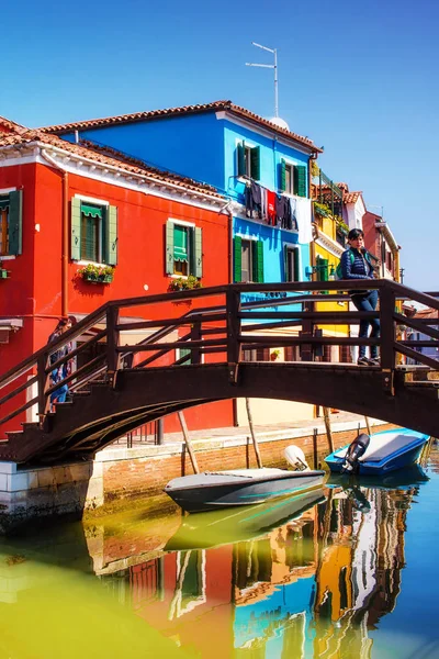30.04.2017 - Arquitectura genérica en la colorida isla de Burano, Véneto, Italia — Foto de Stock