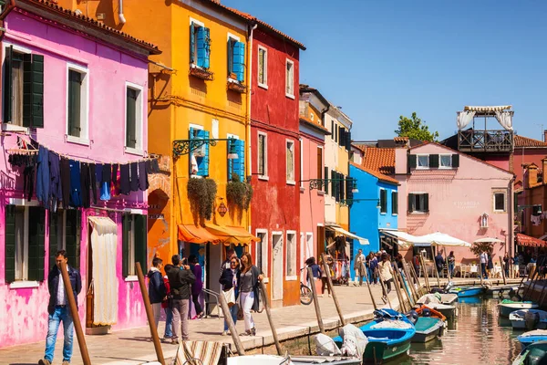 30.04.2017 - Arquitectura genérica en la colorida isla de Burano, Véneto, Italia —  Fotos de Stock