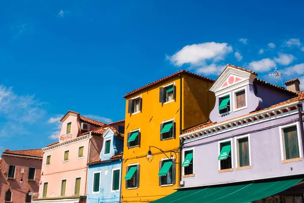 30.04.2017 - obecná architektura na barevný ostrov Burano, Veneto, Itálie — Stock fotografie