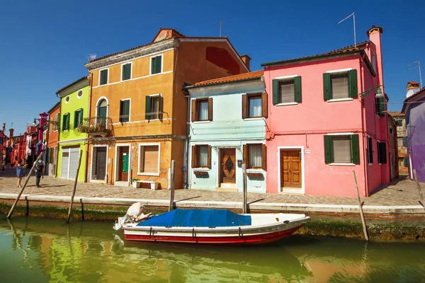 30.04.2017 - Architettura generica nella colorata isola di Burano, Veneto, Italia — Foto Stock