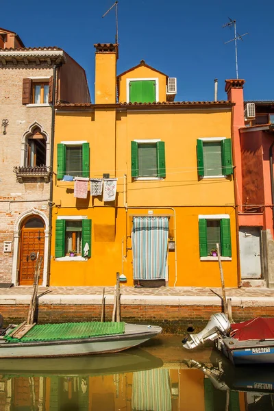 30.04.2017 - Architettura generica nella colorata isola di Burano, Veneto, Italia — Foto Stock