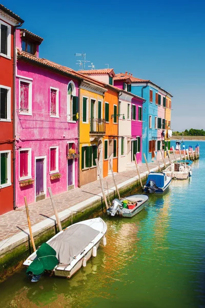 Общая архитектура на красочном острове Бурано, Венето, Италия — стоковое фото