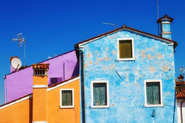 Obecná architektura na barevný ostrov Burano, Veneto, Itálie — Stock fotografie