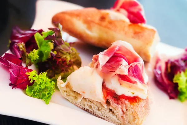 Gros plan d'une bruschetta mozzarella & prosciutto, mise au point sélective — Photo