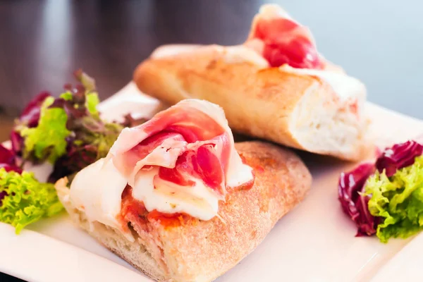 Gros plan d'une bruschetta mozzarella & prosciutto, mise au point sélective — Photo