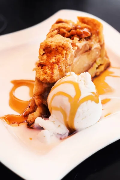 Tarte aux pommes servie avec crème glacée vanille, mise au point sélective — Photo