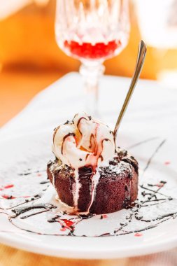 Dondurma ve bir kokteyl, seçici odak ile çikolatalı kek