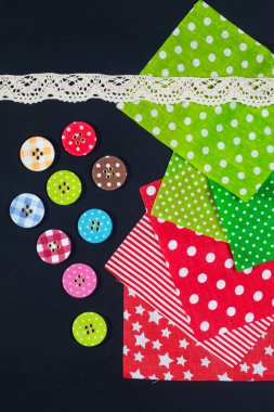 Renkli kumaş ve düğmeleri işçiliği için hazır