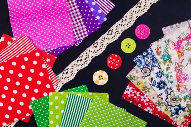 Renkli kumaş ve düğmeleri işçiliği için hazır