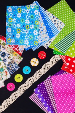 Renkli kumaş ve düğmeleri işçiliği için hazır