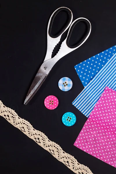 Tecido colorido e botões prontos para crafting — Fotografia de Stock