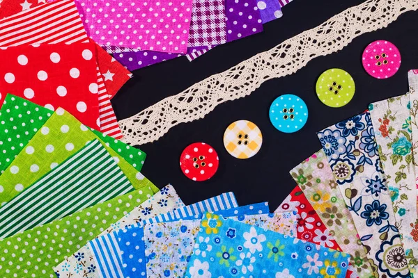 Tecido colorido e botões prontos para crafting — Fotografia de Stock