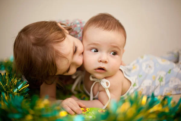 Beijo amigável para seu irmãozinho . — Fotografia de Stock