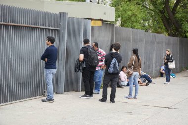 Geç, kapıyı kapat, sonra düşman sınavında gelen öğrenciler.