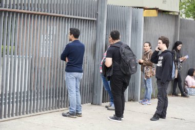 Geç, kapıyı kapat, sonra düşman sınavında gelen öğrenciler.