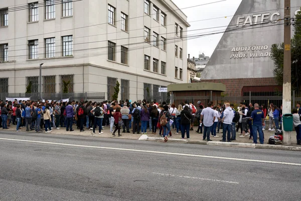 Sao Paulo içinde belgili tanımlık düşman sınav için öğrencilerin giriş