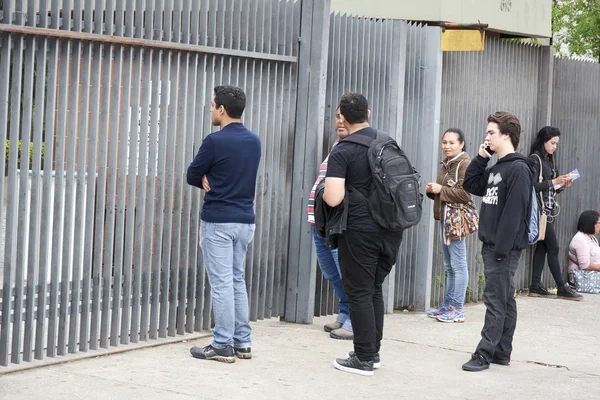 Geç, kapıyı kapat, sonra düşman sınavında gelen öğrenciler.