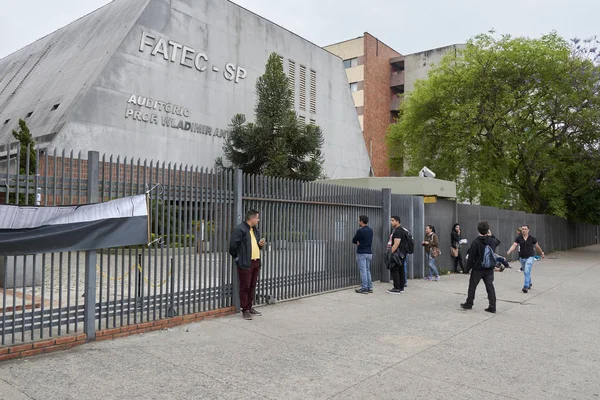 Geç, kapıyı kapat, sonra düşman sınavında gelen öğrenciler.