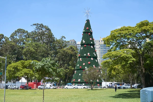 Arbre de Noël à Ibirapuera dans la ville de Sao Paulo . — Photo