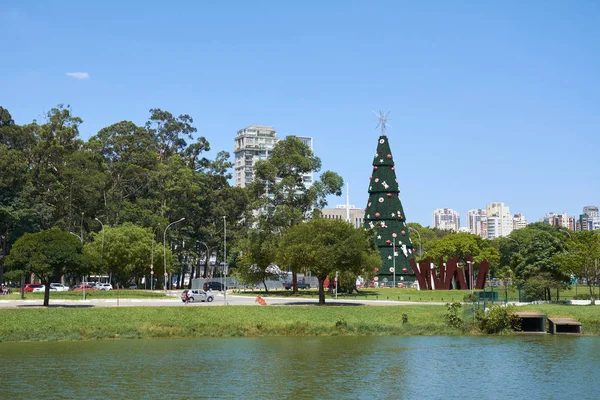 Vánoční strom v městě Sao Paulo Ibirapuera. — Stock fotografie