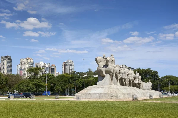 在圣保罗，巴西的 Bandeiras 纪念碑. — 图库照片