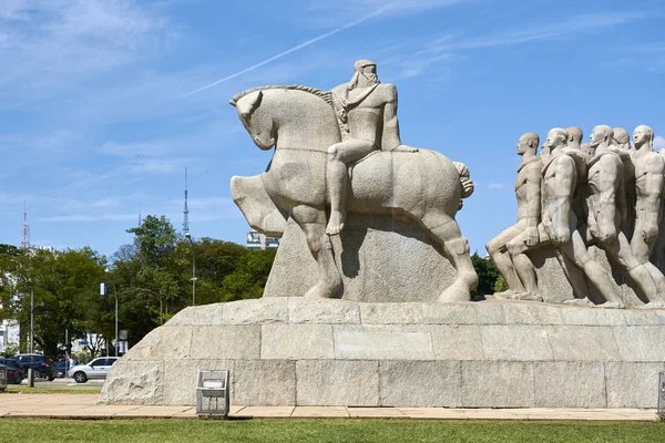 Monumento às Bandeiras no parque ibirapuera, São Paulo, Brasil . — Fotografia de Stock