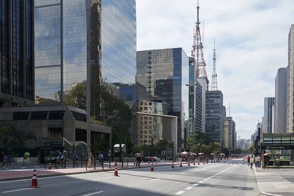 Avenida Paulista en Sao Paulo, abierta al público por diversión . — Foto de Stock