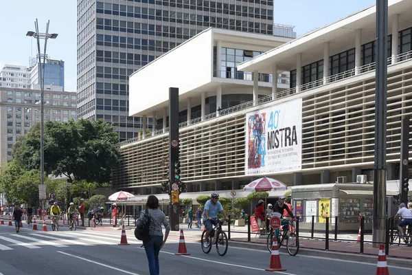 Avenida Paulista em São Paulo, aberta ao público por diversão . — Fotografia de Stock