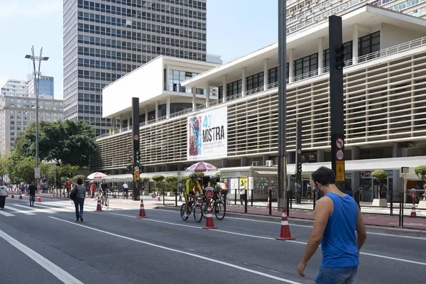 Avenida Paulista em São Paulo, aberta ao público por diversão . — Fotografia de Stock