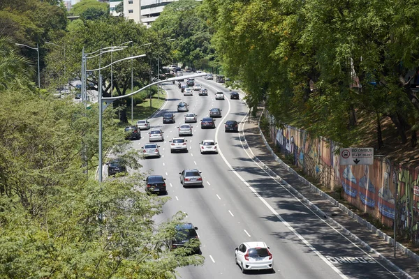 Traffic in 23 de Maio Avenue in Sao Paulo. — Stockfoto