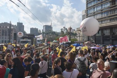 Öğretmenlerin sosyal güvenlik reformuna karşı protesto.