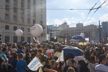 Öğretmenlerin sosyal güvenlik reformuna karşı protesto.