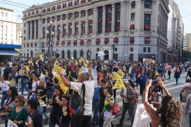 Öğretmenlerin sosyal güvenlik reformuna karşı protesto.
