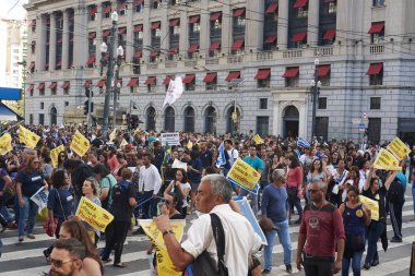 Öğretmenlerin sosyal güvenlik reformuna karşı protesto.
