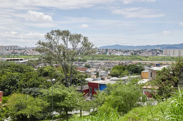 Suburbio de Sao Paulo y ciudad de Guarulhos — Foto de Stock