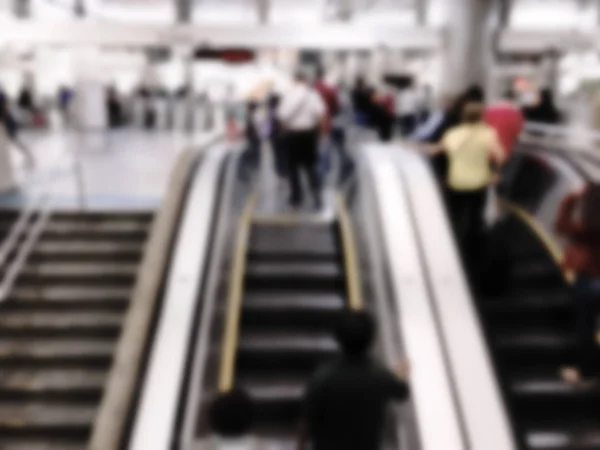 Pessoas andando na estação de metrô. — Fotografia de Stock