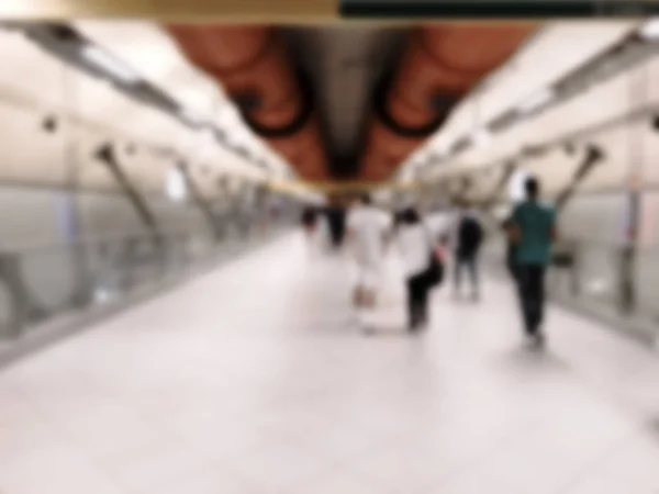 Persone a piedi nella stazione della metropolitana. — Foto Stock