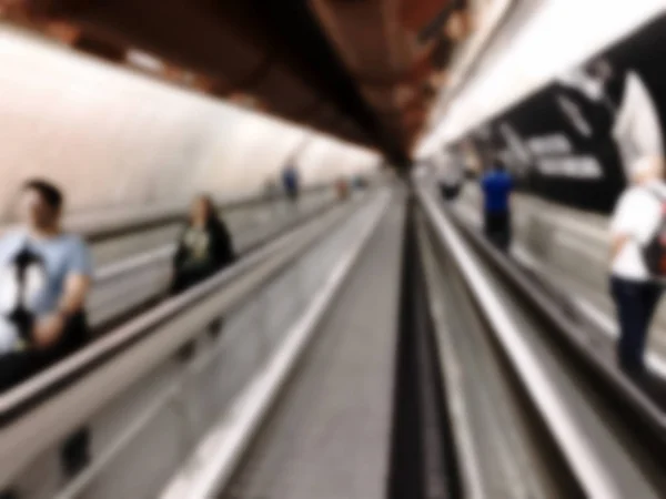 Pessoas andando na estação de metrô. — Fotografia de Stock