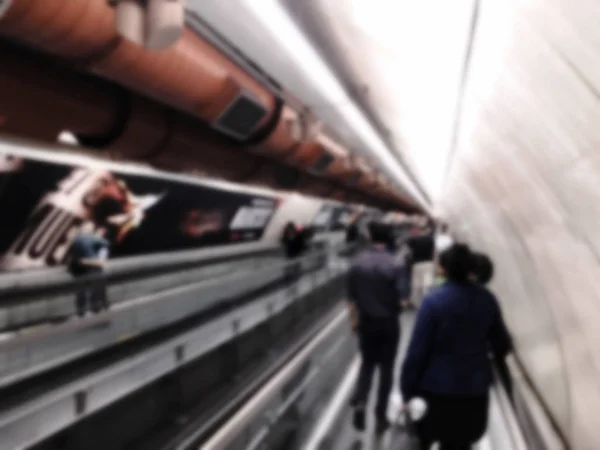 Personnes marchant dans la station de métro. — Photo