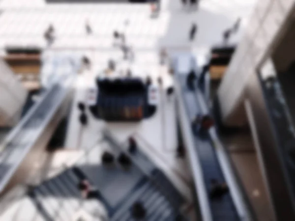 Pessoas andando no shopping. — Fotografia de Stock