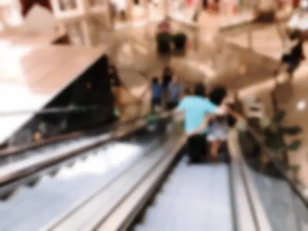Pessoas andando no shopping. — Fotografia de Stock