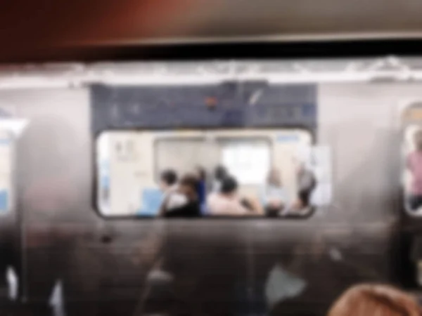Personnes à l'intérieur du wagon à la station de métro . — Photo