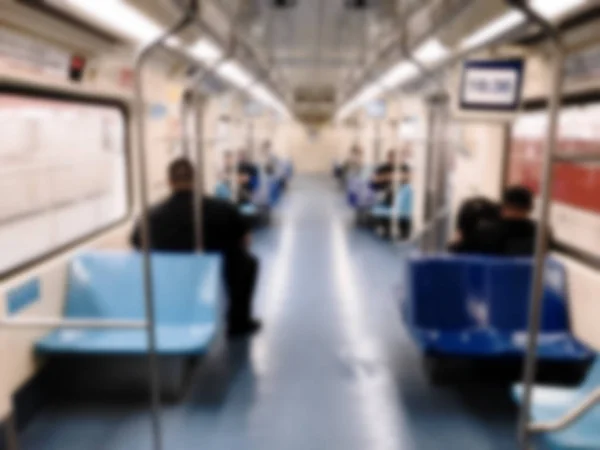 Lidé ve voze vlaku ve stanici metra. — Stock fotografie